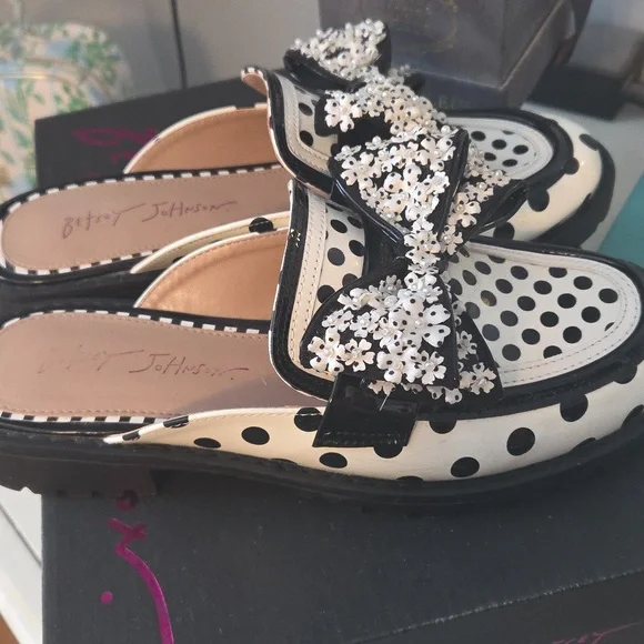 Betsey Johnson Women's Polka Dot Dress Mules with Floral Bow Accents 🤍🖤 - Picture 2 of 5